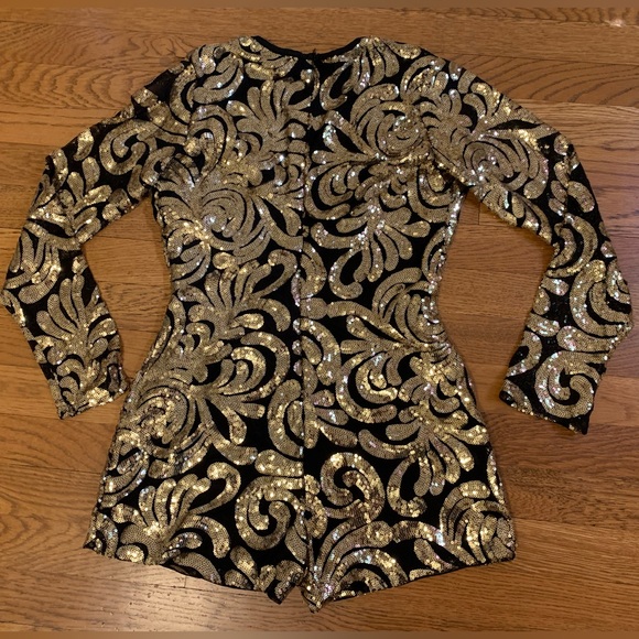 NWOT low v neck sequined romper size L - Picture 7 of 15